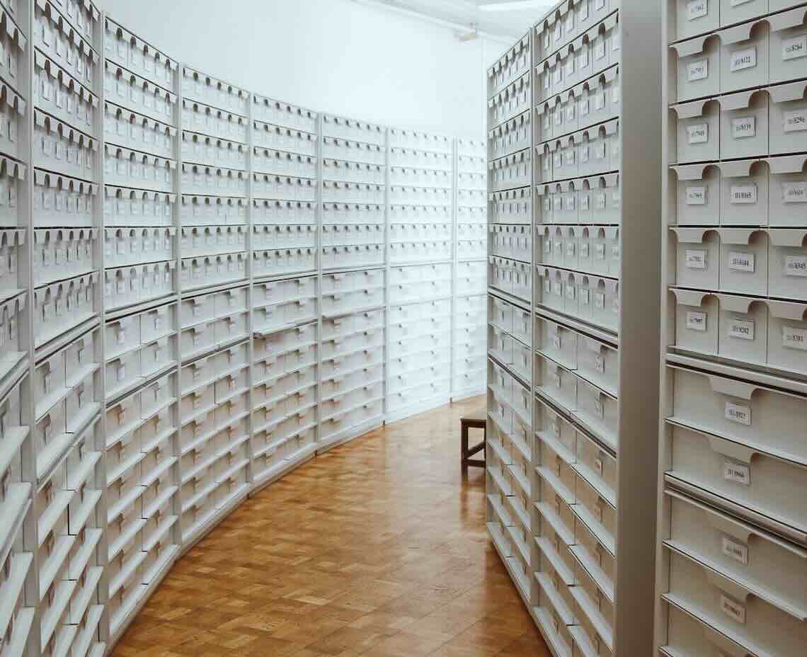 des tiroirs d'archives dans une pièce ronde