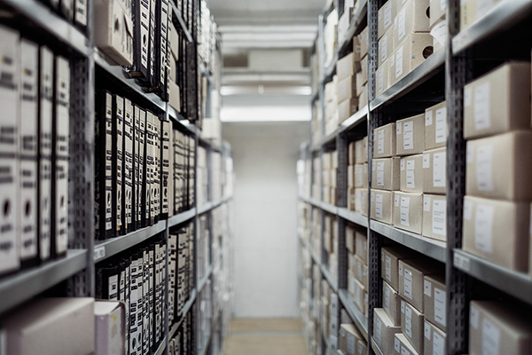 Aménager son propre local d’archives : solution idéale ou risque majeur ?